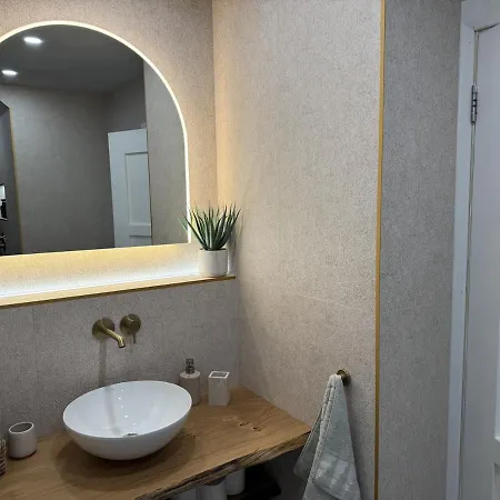 Modern Luxury Sleeps 20 *