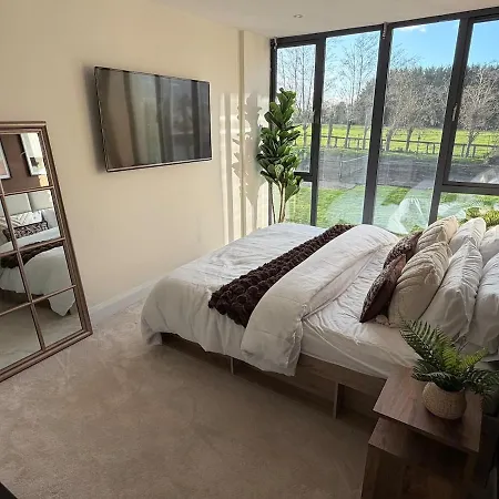 Modern Luxury Sleeps 20 * Lispapple Cross Roads