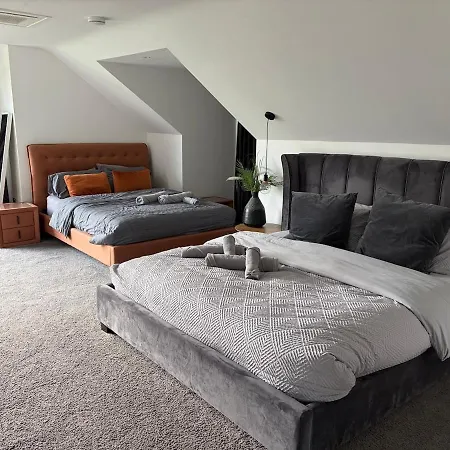 Modern Luxury Sleeps 20 * Lispapple Cross Roads