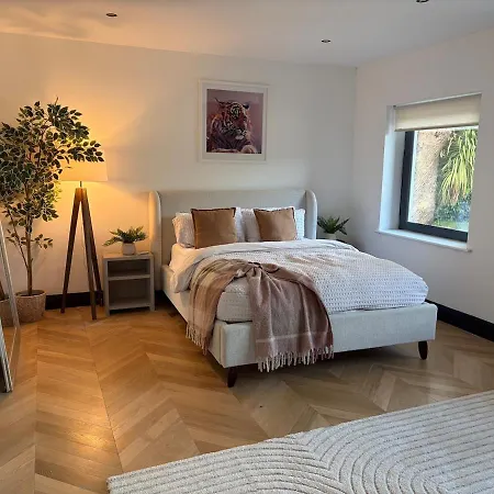 Modern Luxury Sleeps 20 * Lispapple Cross Roads