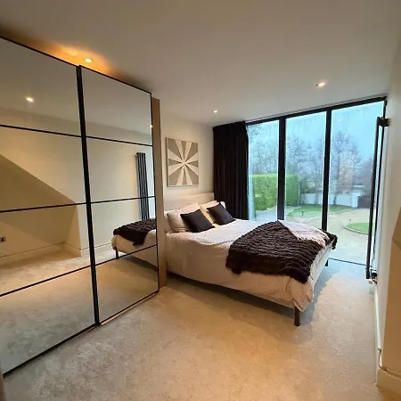 Villa Modern Luxury Sleeps 20 *