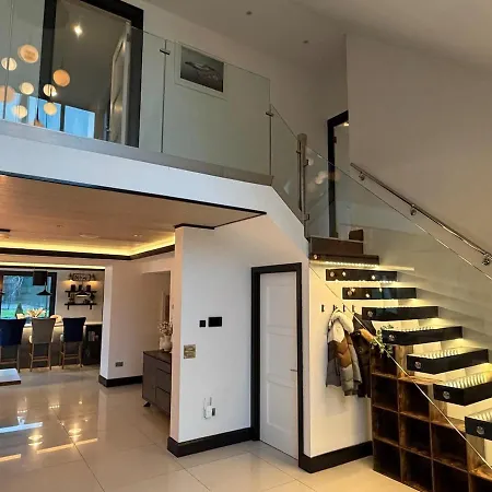 Villa Modern Luxury Sleeps 20