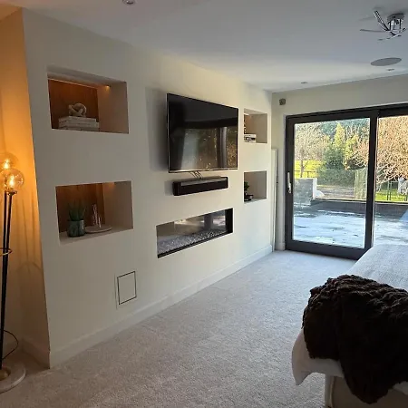 Modern Luxury Sleeps 20 *
