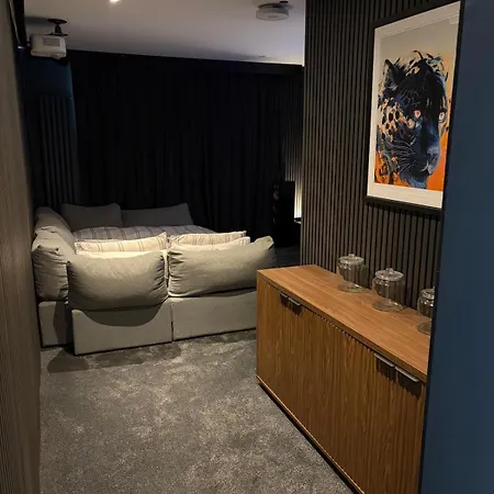 Modern Luxury Sleeps 20 *