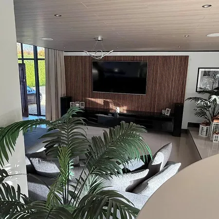 Villa Modern Luxury Sleeps 20