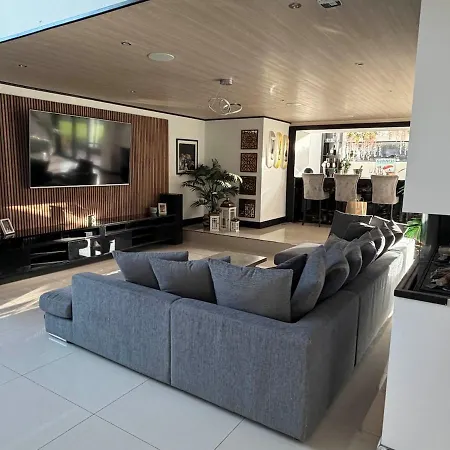 Modern Luxury Sleeps 20