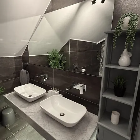 Modern Luxury Sleeps 20 *