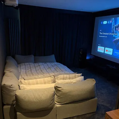 Villa Modern Luxury Sleeps 20