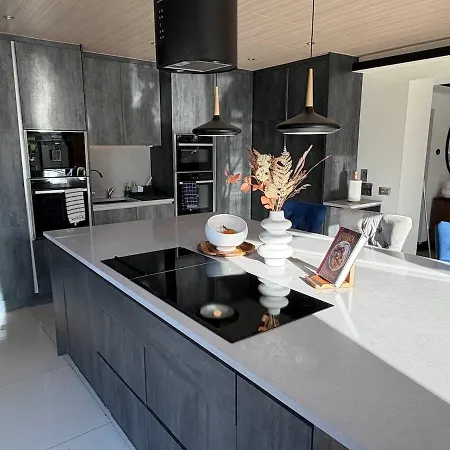 Modern Luxury Sleeps 20 Villa *