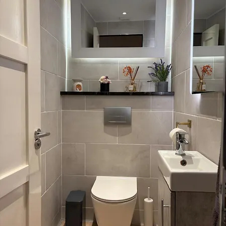 Modern Luxury Sleeps 20 Lispapple Cross Roads