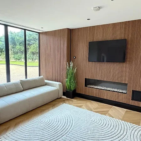 Modern Luxury Sleeps 20 * Lispapple Cross Roads
